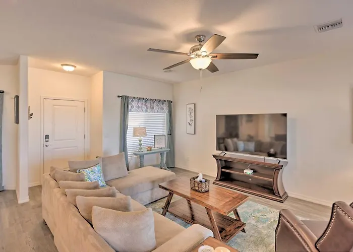 Sunny Bullhead W/ Patio & Mtn View! Holiday home
